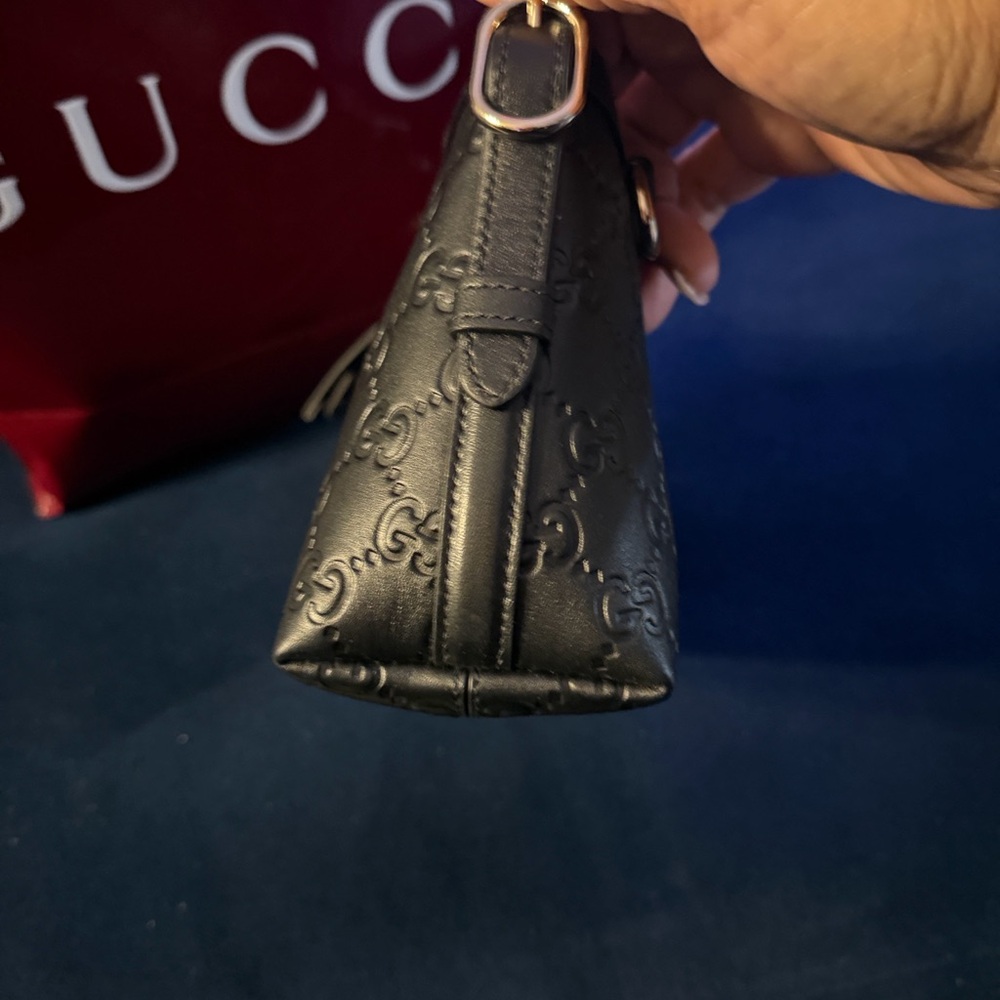 GUCCI GG Emblem small shoulder bag, Black embossed leather - Picture 6 of 16